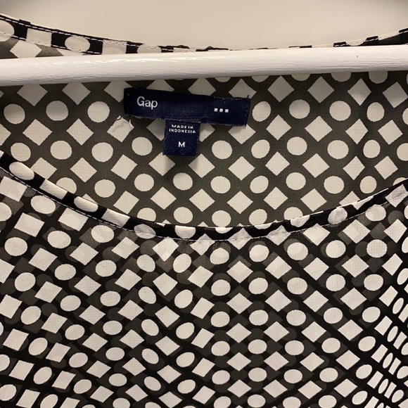 Gap women’s sheer blouse blacks & white pattern - Picture 2 of 3